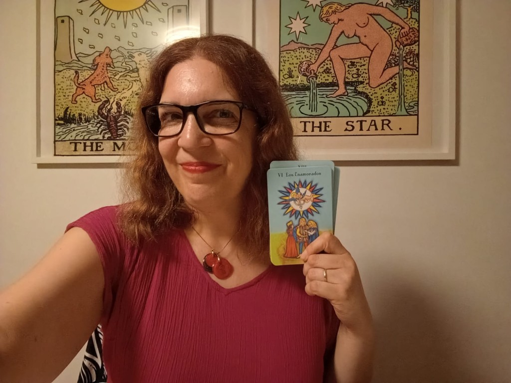 Nuria con su baraja de tarot