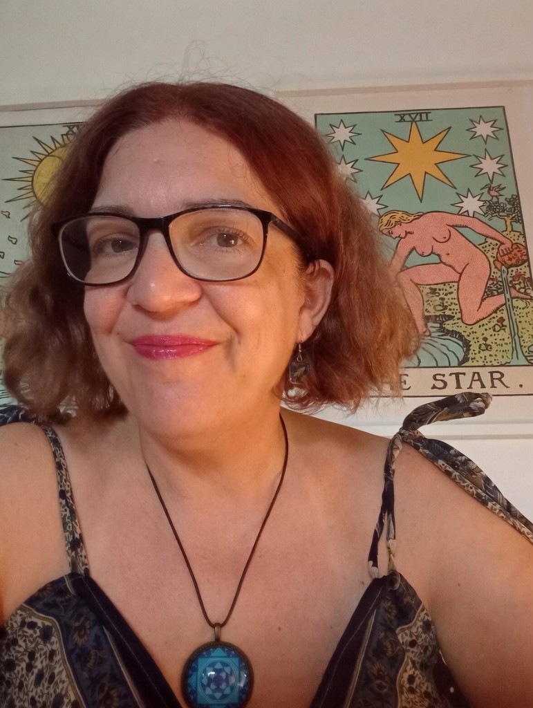Retrato de Nuria, tarotista en Murcia, con la carta La Estrella al fondo